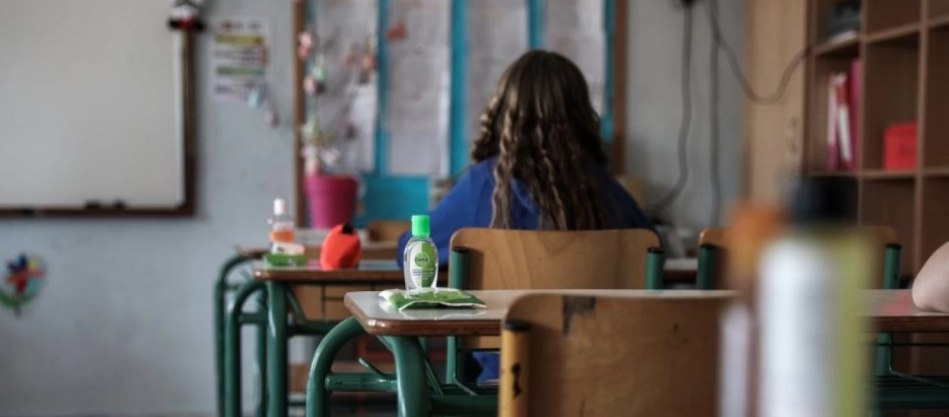 Θεσσαλονίκη: Μοίρασαν βιβλία με ακατάλληλο περιτύλιγμα σε δημοτικά σχολεία (βίντεο)